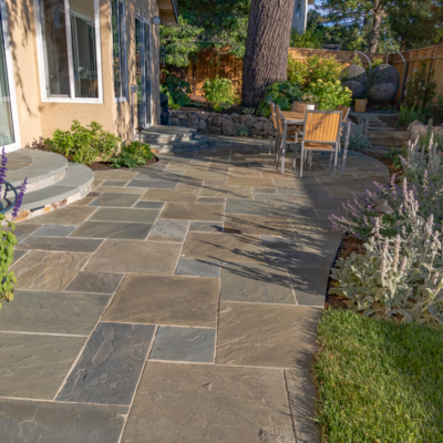 Curvilinear design using square cut bluestone